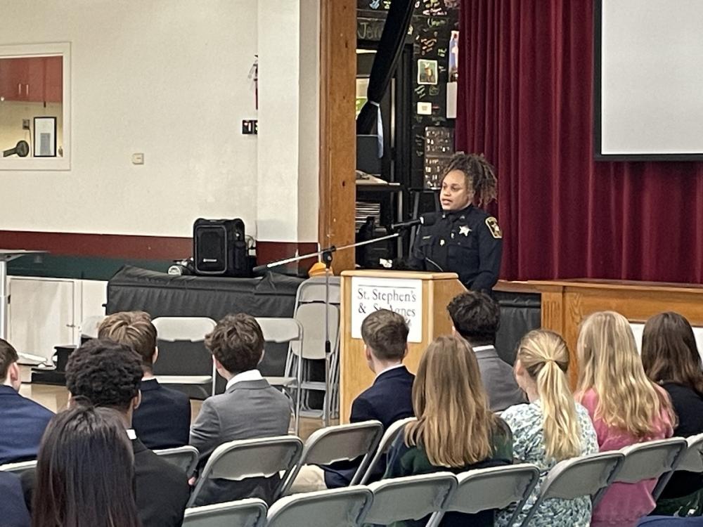 Deputy talks to eighth graders
